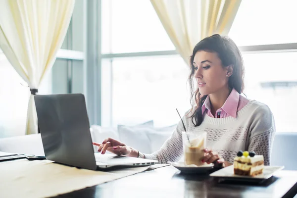 Kvinde arbejder på laptop - Stock-foto