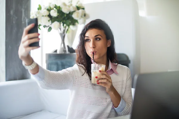 Mujer haciendo autorretrato — Foto de Stock