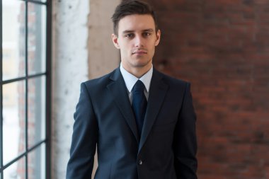 Kendinden emin genç bir iş adamının portresi.