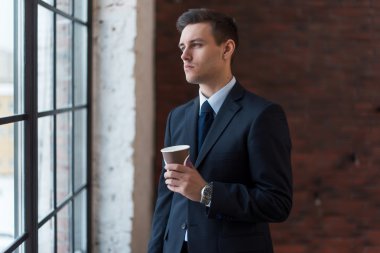 İş adamı kahve içiyor.