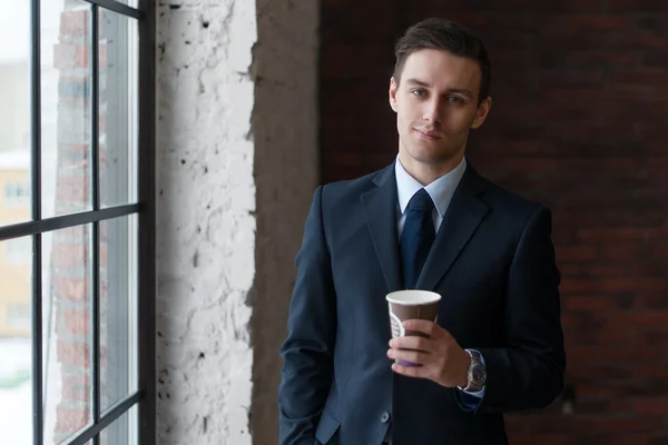 Uomo d'affari che beve caffè — Foto Stock