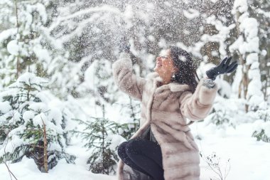 bir kar ile oynayan kadın