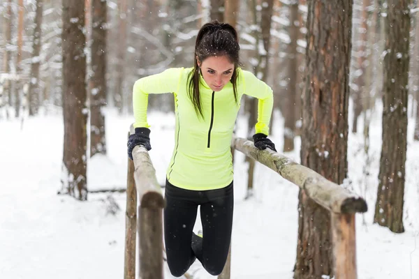 Fit woman exercising outdoors — Stock Photo, Image