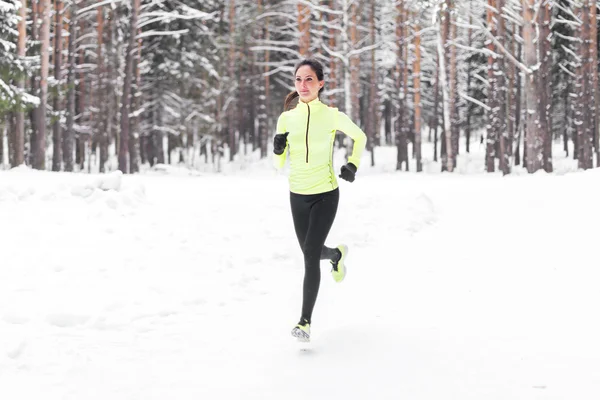 Jeune femme courir à l'extérieur — Photo