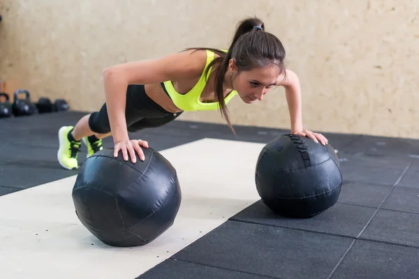 Młoda kobieta robi push up sprawny — Zdjęcie stockowe