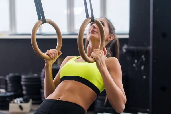 Athlète forme femme exerçant dans la salle de gym — Photo