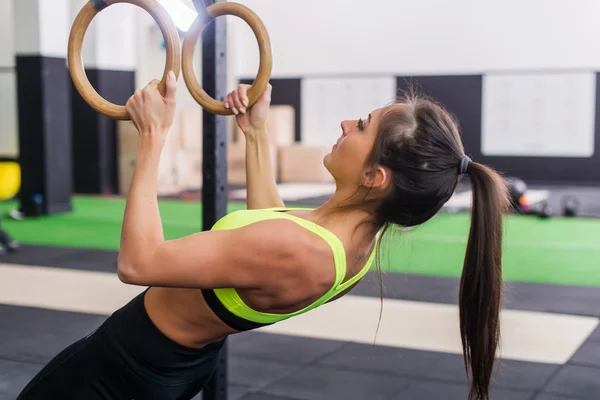Atlet hodí žena cvičení v tělocvičně — Stock fotografie