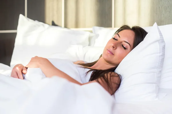 Hermosa chica duerme en el dormitorio —  Fotos de Stock