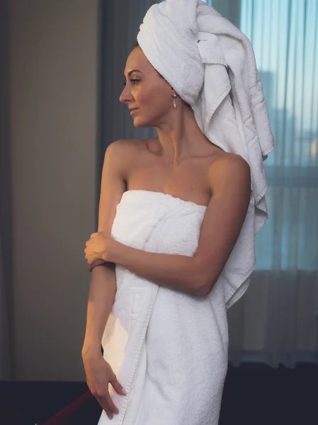 Naked woman with towel — Stock Photo, Image