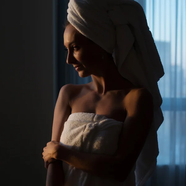 Mujer desnuda con toalla — Foto de Stock