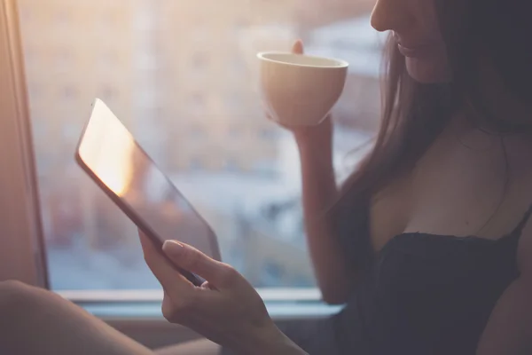 Jonge vrouw met behulp van digitale Tablet PC. — Stockfoto