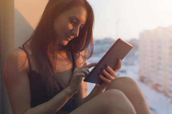 Mujer usando tableta digital — Foto de Stock