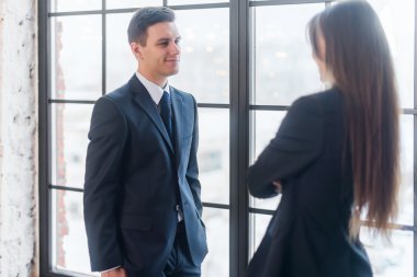 İş ortakları iş arkadaşlarınızla konuşma