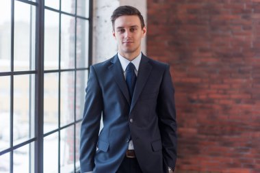 Ofiste duran bir iş adamı..