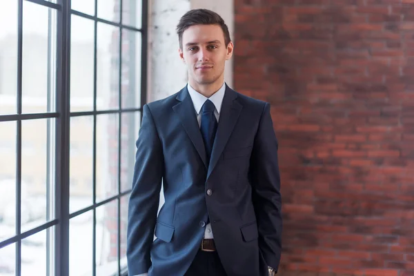 Empresario parado en la oficina. — Foto de Stock