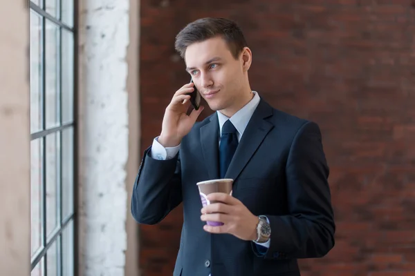 Man aan het praten op zijn mobiele telefoon — Stockfoto