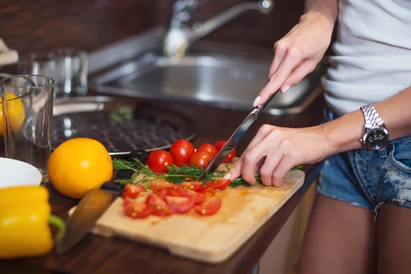 Weibliche Hände bereiten das Abendessen zu — Stockfoto