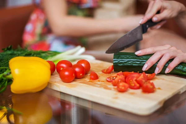 Mãos femininas preparando o jantar — Fotografia de Stock