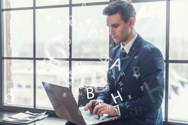 İşadamı laptopuyla çalışıyor.
