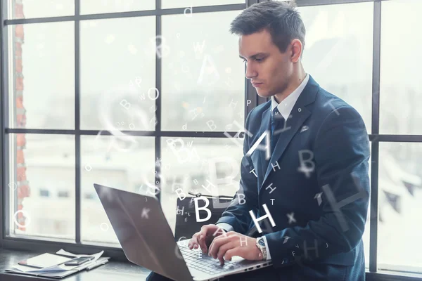 Geschäftsmann arbeitet an seinem Laptop — Stockfoto