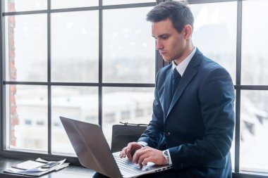 İşadamı laptopuyla çalışıyor.