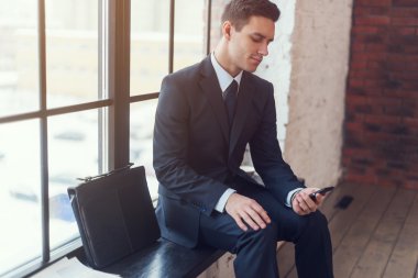 Seyir bekleyen oturan işadamı