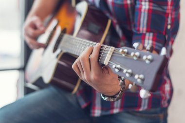 Erkek elinde bir gitar çalmak yakın çekim