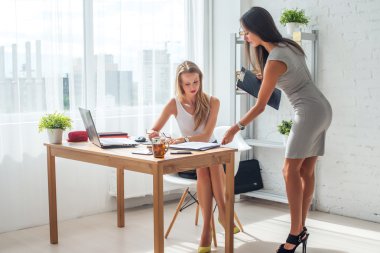 İki genç kadın çalışma