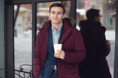 Takım elbise ve fermuarını açıp ceket genç adam