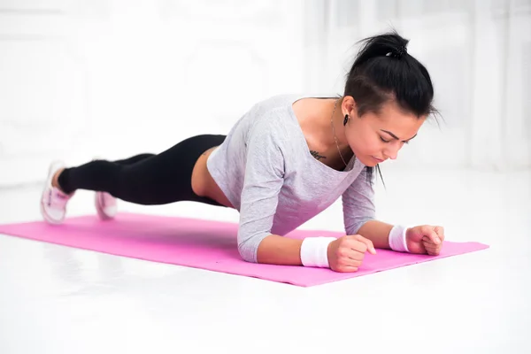 Desportivo ajuste emagrecimento menina fazendo prancha exercício — Fotografia de Stock