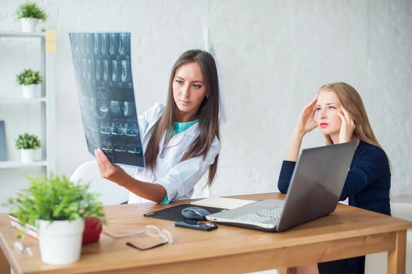 Woman doctor in hospital — Stock Photo, Image