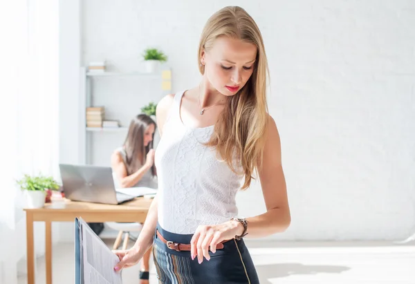 Retrato de hermosa mujer de negocios exitosa — Foto de Stock