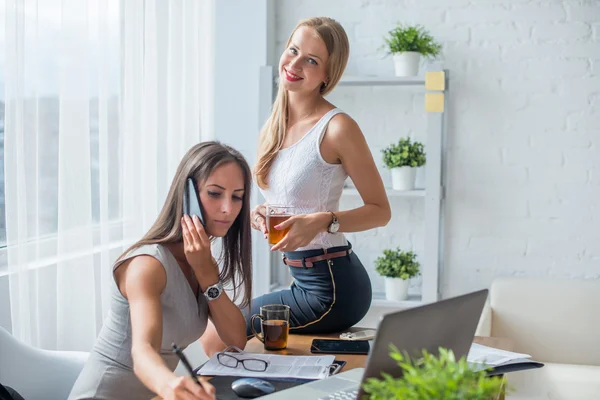 Office kaffepaus. Kvinnliga företagare — Stockfoto