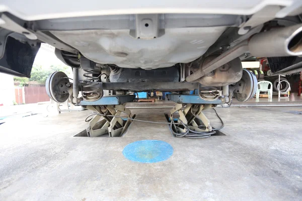 Mire debajo del coche en la inspección para el mantenimiento . — Foto de Stock