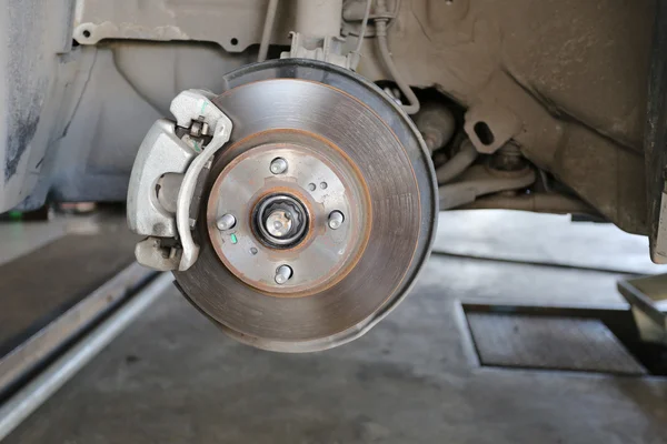 Cubo de rueda de un coche en reparación de los daños . — Foto de Stock