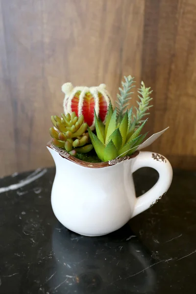 Fake blommor (cactus träd) för dekoration på bordet i caféet. — Stockfoto