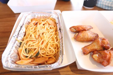 Bir restoranda öğle yemeği için spagetti.