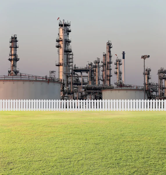 Refinería de petróleo y césped verde . —  Fotos de Stock