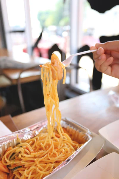 Die Spaghetti zum Mittagessen im Restaurant. — Stockfoto