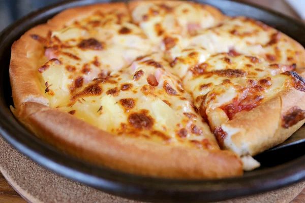 Tradicional de pizza de queso caliente en la sartén . — Foto de Stock