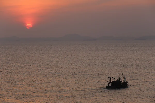 Barco de pesca en el mar por la noche y la puesta del sol . —  Fotos de Stock