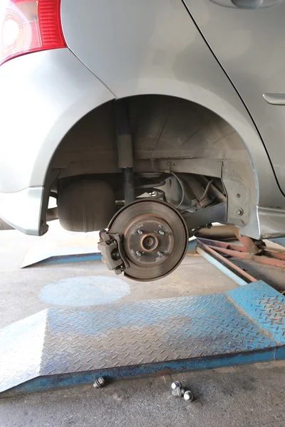 Cubo de rueda de un coche en reparación de los daños . —  Fotos de Stock