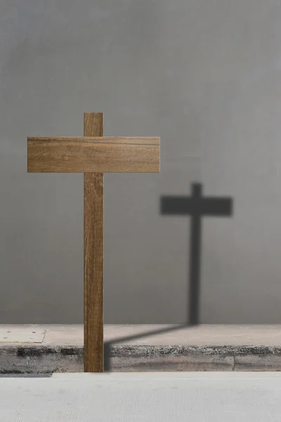 Branco de sinal de madeira para texto de entrada e sombra preta na cruz sha — Fotografia de Stock