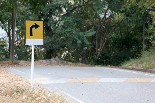 Waarschuwingsborden voor Curven weg. — Stockfoto