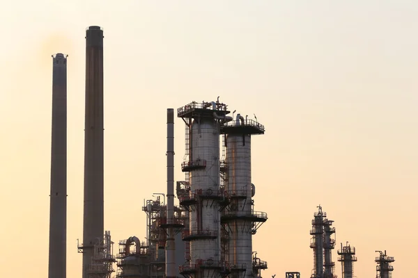 Oil refinery in the evening. — Stock Photo, Image