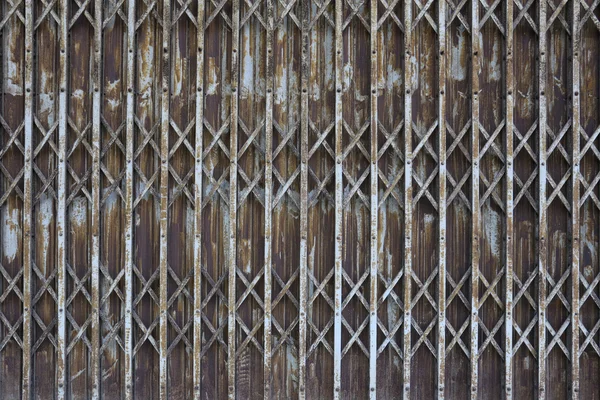 Porta de ferro velho enferrujado de casa abandonada e deteriorar . — Fotografia de Stock