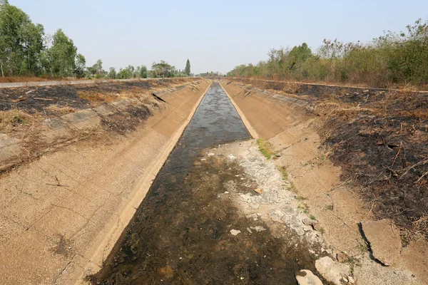 Zanja de riego no tienen agua debido al clima de sequía . —  Fotos de Stock