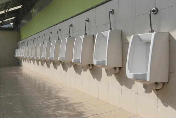 Cerámica blanca de urinarios en baño de hombres . — Foto de Stock