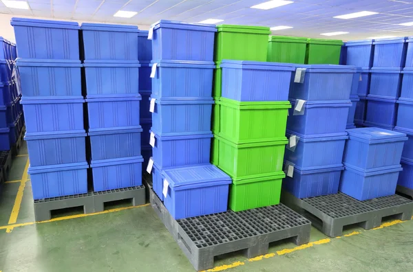 Productos de caja de plástico azul en la sala de fábrica industrial . — Foto de Stock