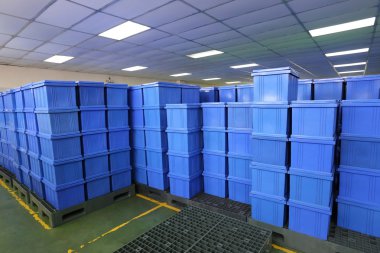 Endüstriyel fabrika Oda ürünlerinde plastik kutu mavi.